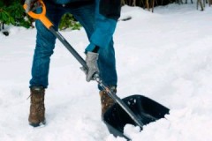 Pagsusuri ng polycarbonate shovels para sa pag-alis ng snow: mga pakinabang at disadvantages, gastos, mga opinyon ng customer