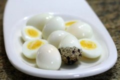 Hindi simple, ngunit ginintuang, o kung gaano katagal ang pinakuluang itlog ng pugo