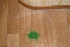 La pazienza e il lavoro ridurranno tutto, o come lavare il verde brillante dal linoleum a casa