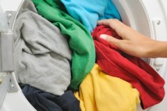 Is it possible and how to properly wash black clothes with red, blue, green, colored and other colors?