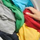 Is het mogelijk en hoe kun je zwarte kleding op de juiste manier wassen met rode, blauwe, groene, gekleurde en andere kleuren?