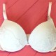 Metodi e ricette su come lavare un reggiseno bianco e riportarlo al suo candore originale