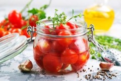 Opzioni per conservare i pomodori per l'inverno in un barattolo: in soluzione di senape, aceto e aspirina e altro ancora