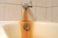 Reliable methods and recipes on how to clean a bathtub from rust and plaque at home