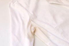 Recetas y métodos probados para eliminar las manchas amarillas de una camisa blanca.