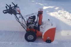 Kenmerken en kenmerken van de Husqvarna ST 224 zelfrijdende sneeuwblazer op benzine