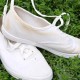 Wat te doen als witte sneakers na het wassen geel worden: tips en recepten