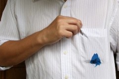 Medios efectivos y formas efectivas de lavar un bolígrafo de una camisa blanca.