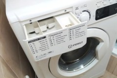 Yksinkertaiset ohjeet jauhekaukalon poistamiseen Indesit-pesukoneesta