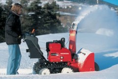 Rating of gasoline self-propelled snow blowers with electric start: characteristics, prices, owner reviews