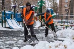 Mida sisaldab kortermaja territooriumi koristamine, kelle kohustus see on?