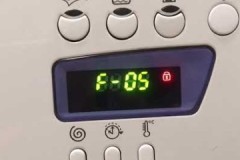 ¿Qué significa el error F05 en una lavadora Whirlpool, cómo puedo solucionarlo yo mismo?