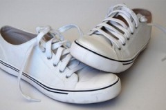 Verschillende effectieve manieren om witte stoffen sneakers te wassen