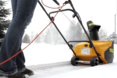 Rating ng pinakamahusay na mga modelo ng electric snow blower para sa mga pribadong bahay at cottage: mga katangian, presyo, mga review