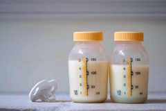 Reglas importantes para la salud de su bebé: cómo almacenar la leche materna después de extraerla en un biberón