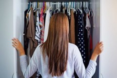 Tipps von erfahrenen Hausfrauen, wie Sie Gerüche aus Ihrem Kleiderschrank entfernen