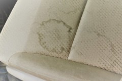 Làm thế nào để loại bỏ mùi hôi và vết bẩn trên ghế sofa một cách hiệu quả và nhanh chóng?