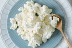 Merknad til husmoren: er det mulig å fryse cottage cheese, og hvor lenge kan du lagre frossen cottage cheese hjemme?