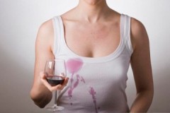 Dicas e truques para remover manchas de vinho tinto de roupas brancas