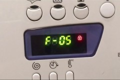 ¿Por qué la lavadora Indesit muestra el error F05, cómo encontrar y solucionar el problema?