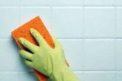 Little tricks on how to carefully and effectively remove glue from tiles