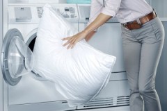 Làm thế nào để giặt gối đệm polyester đúng cách bằng máy và bằng tay?