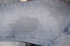 Remédios comprovados para remover manchas de graxa em jeans em casa