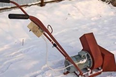 Paano at mula sa kung ano ang gumawa ng isang simpleng snow blower gamit ang iyong sariling mga kamay para sa iyong tahanan at hardin?