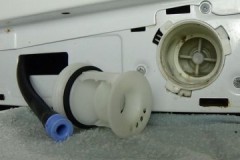 Instruções simples sobre como limpar o filtro de drenagem em uma máquina de lavar Electrolux