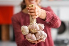 Advies van ervaren zomerbewoners over het bewaren van knoflook in de winter tot het planten in de lente