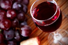 Características del almacenamiento de vino tinto: temperatura, recipiente, momento y otros factores.