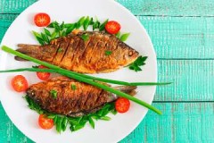 Astuces du chef, ou combien de temps vous pouvez conserver le poisson bouilli et cuit au four au réfrigérateur