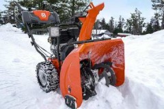 Útil na fazenda: revisão do soprador de neve a gasolina Husqvarna 227