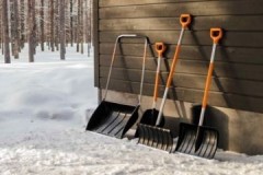 Qualità finlandese per l'inverno russo: recensione delle pale da neve Fiskars