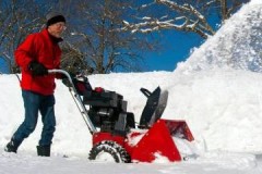 Vergleich von Schneefräsen: Was ist besser – elektrisch oder benzinbetrieben