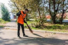 ¿Cuáles son las responsabilidades de un conserje en la limpieza del área local?