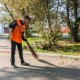 Wat zijn de verantwoordelijkheden van een conciërge bij het schoonmaken van de omgeving?