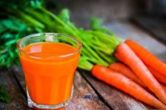 Where is the best place and how long can freshly squeezed carrot juice be stored?