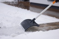 Herziening van schrapers voor sneeuwruimen: soorten, voor- en nadelen, tips voor gebruik en doe-het-zelf-productie