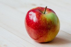 Aanbevelingen en manieren om appels in de herfst en winter op het balkon te bewaren