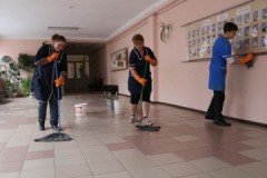 O întrebare importantă: cât de des și cum este curățată zona instituției de învățământ?