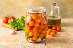 Termos e receitas de tomates marinados e preparados de outras formas para armazenamento em um apartamento