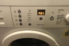 Wat betekent fout F21 (e21) op een Bosch-wasmachine, hoe kan ik het probleem detecteren en oplossen?