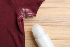 Användbara life hacks om hur man tar bort deodorantfläckar från kläder