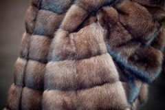 Paano maayos at maingat na linisin ang isang mink coat sa bahay?