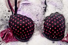 Piccoli trucchi femminili, ovvero come lavare correttamente i reggiseni a mano