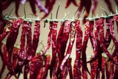 Hasznos ajánlások a csípős paprika otthoni tárolására télen