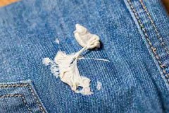 Formas efectivas de quitar rápidamente el chicle de los jeans en casa