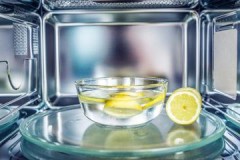 Veloce e pulito, o come pulire il grasso dal microonde di casa usando il limone