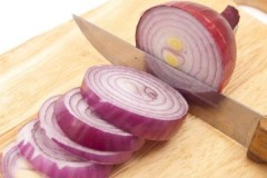 Effective ways to remove the smell of onions after eating, as well as from the body, dishes, and the room